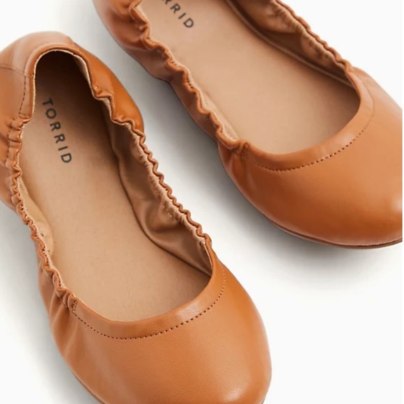 💕SOLD💕 Torrid COGNAC FAUX LEATHER SCRUNCH BALLET FLAT size 7 - Picture 2 of 4